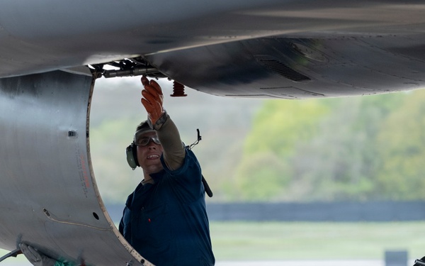 Airmen maintain B-1B Lancers tasked to support USCENTCOM