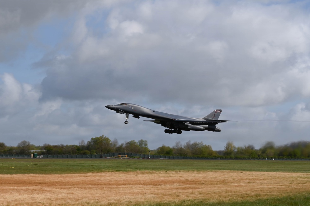 B-1B Lancers takeoff for conditioning flight