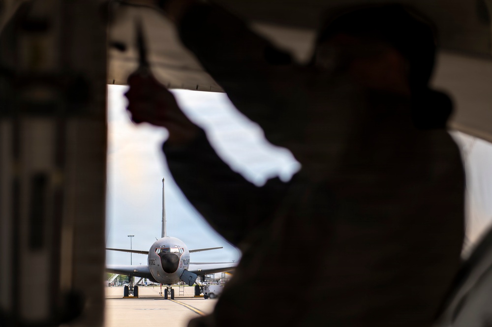 KC-135 maintenance