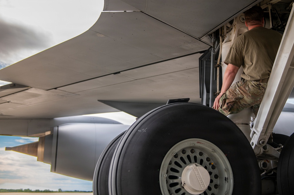 KC-135 maintenance