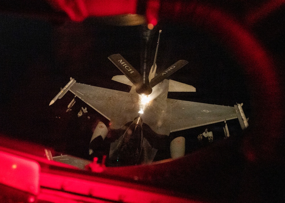 KC-135 refuels F-16s in CENTCOM