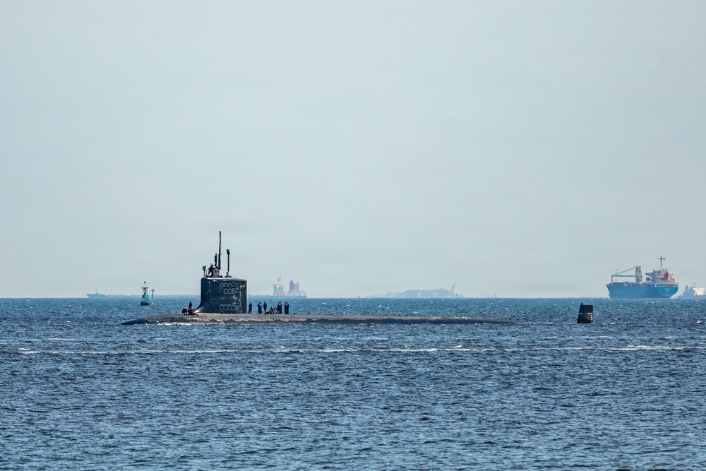 USS Montana (SSN 794) pulls into CFAY