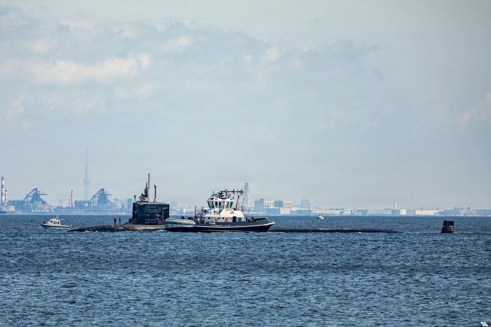USS Montana (SSN 794) pulls into CFAY