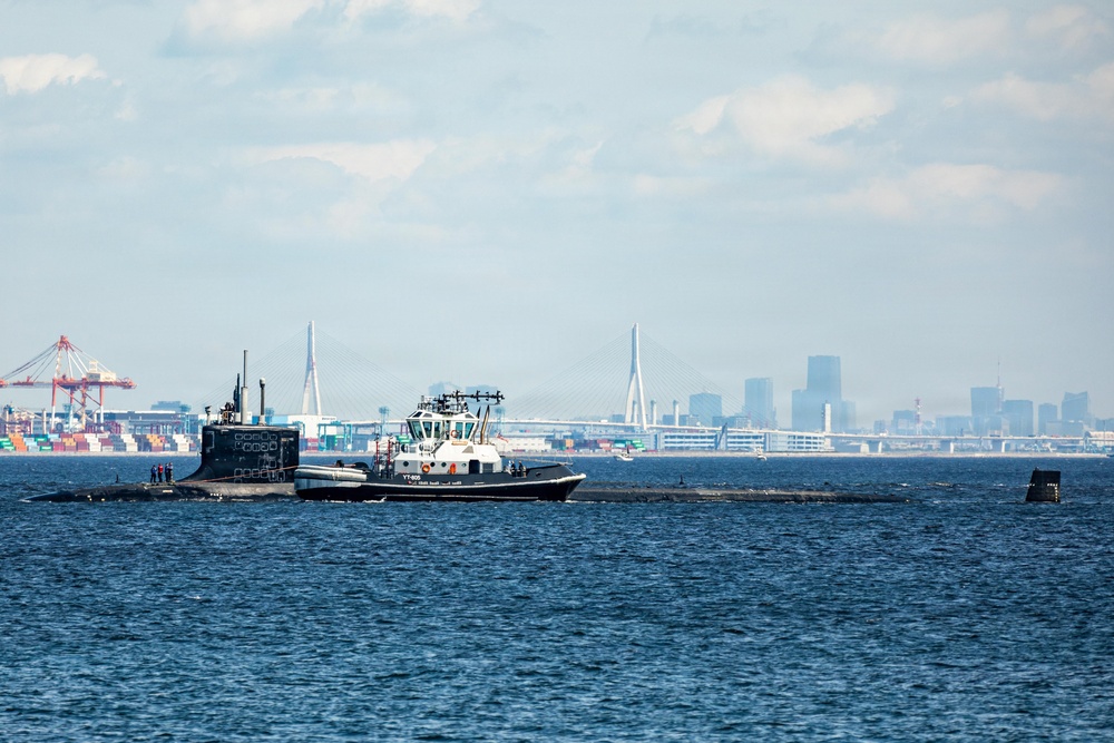 USS Montana (SSN 794) pulls into CFAY