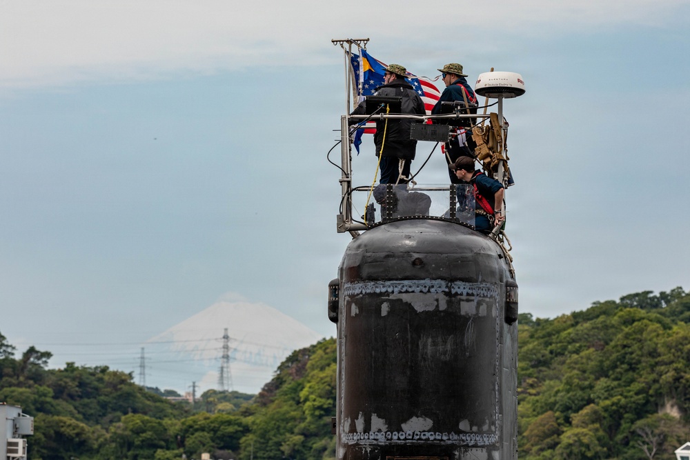 USS Montana (SSN 794) pulls into CFAY