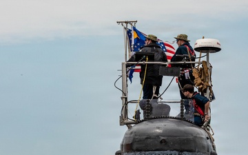 USS Montana (SSN 794) pulls into CFAY