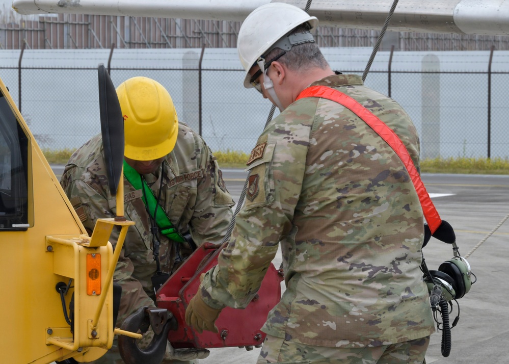 CDDAR Airmen train aircraft recovery capabilities at Yokota