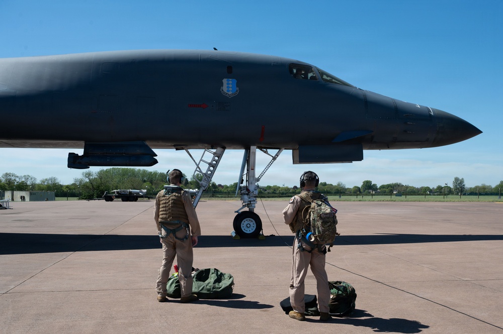 B-1B Lancers takeoff for conditioning flight