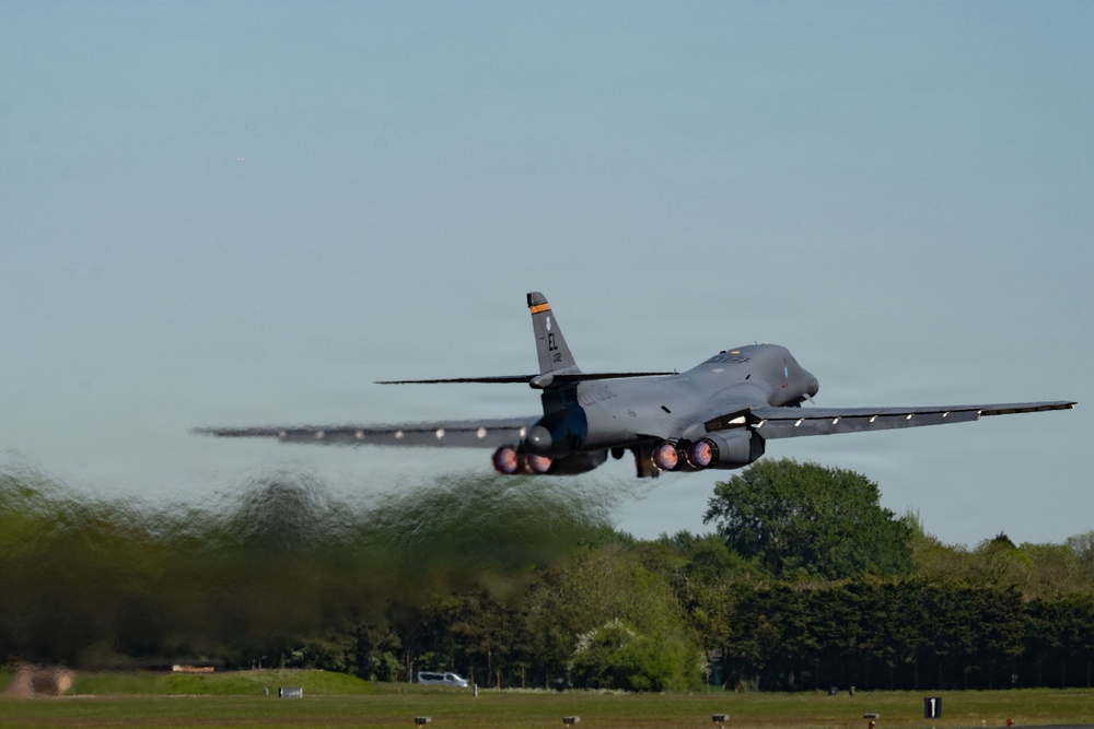 B-1B Lancers takeoff for conditioning flight