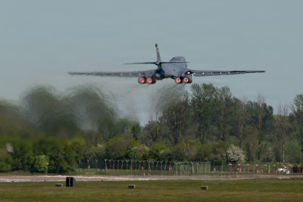 B-1B Lancers takeoff for conditioning flight