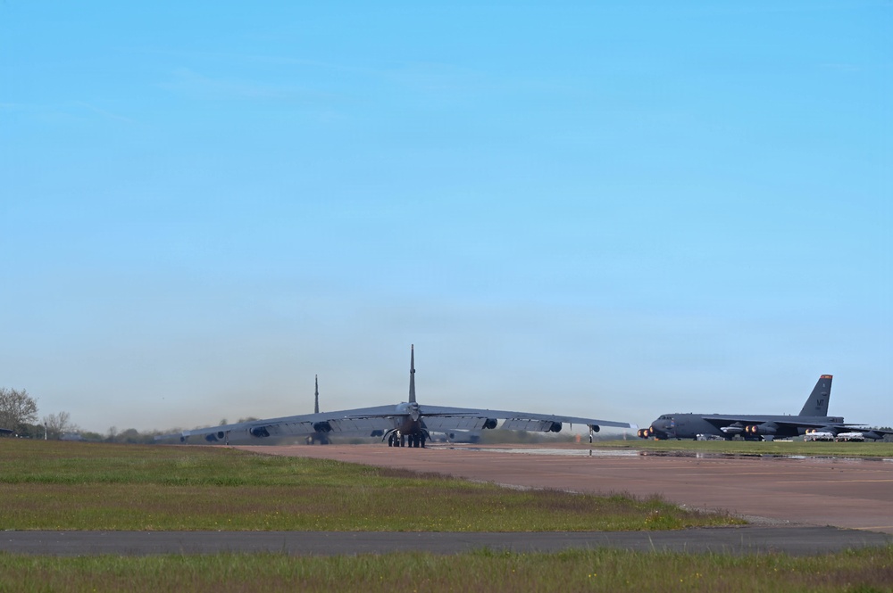 Airmen launch B-52 Stratofortress aircraft to perform conditioning flight
