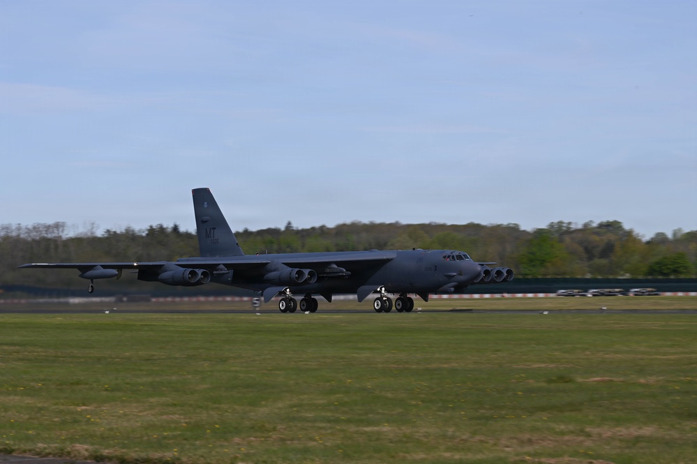 Airmen launch B-52 Stratofortress aircraft to perform conditioning flight