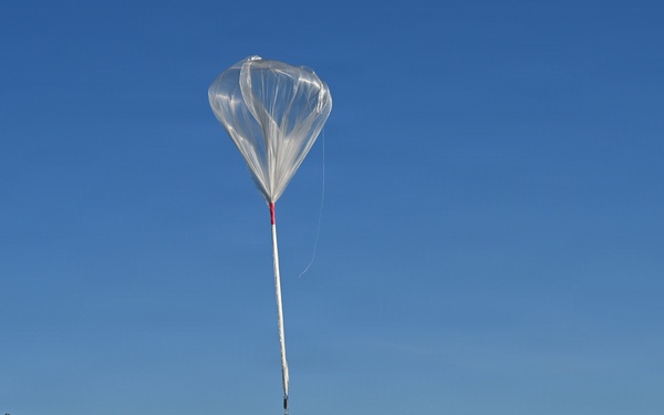 MDC-E Soldiers launch High Altitude Balloons over the Baltics