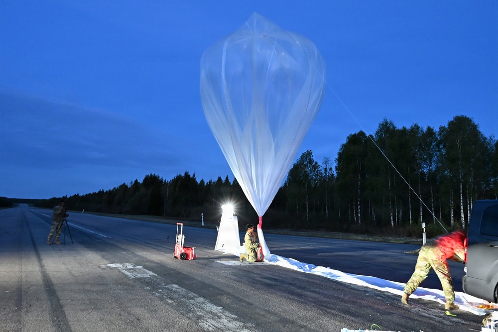 MDC-E Soldiers launch High Altitude Balloons over the Baltics