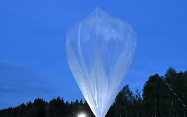 MDC-E Soldiers launch High Altitude Balloons over the Baltics