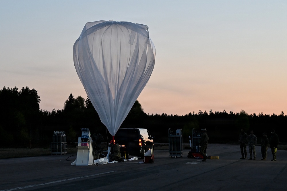 MDC-E Soldiers launch High Altitude Balloons over the Baltics