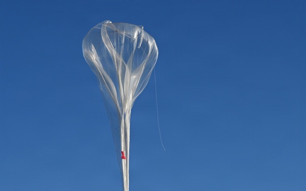 MDC-E Soldiers launch High Altitude Balloons over the Baltics