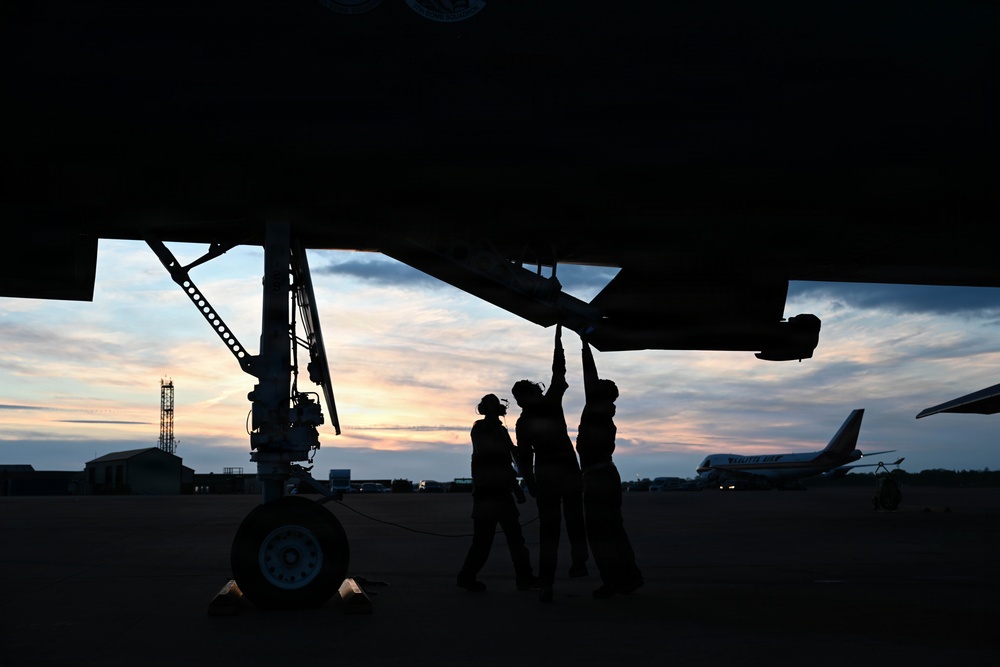 Airmen conduct Lancer hot-pit refuel