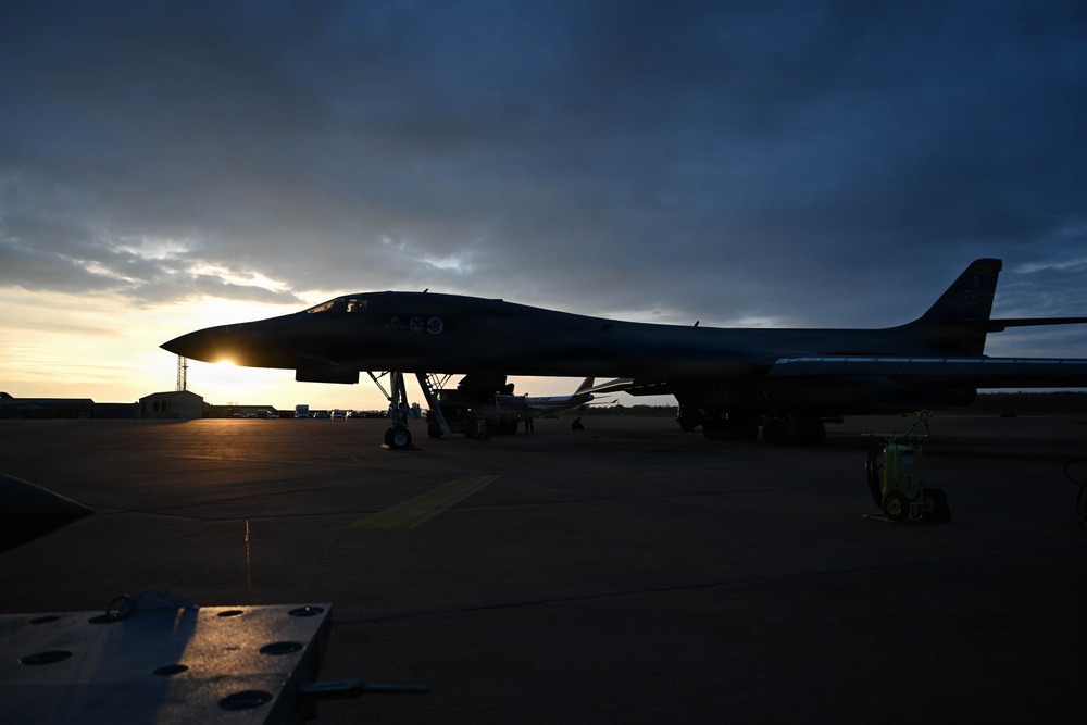 Airmen conduct Lancer hot-pit refuel