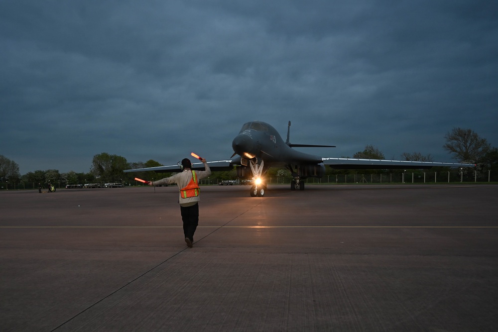 Airmen conduct Lancer hot-pit refuel