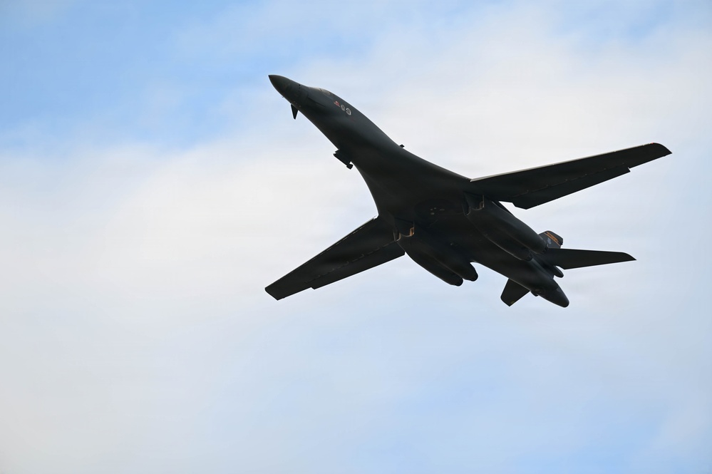 Airmen conduct Lancer hot-pit refuel