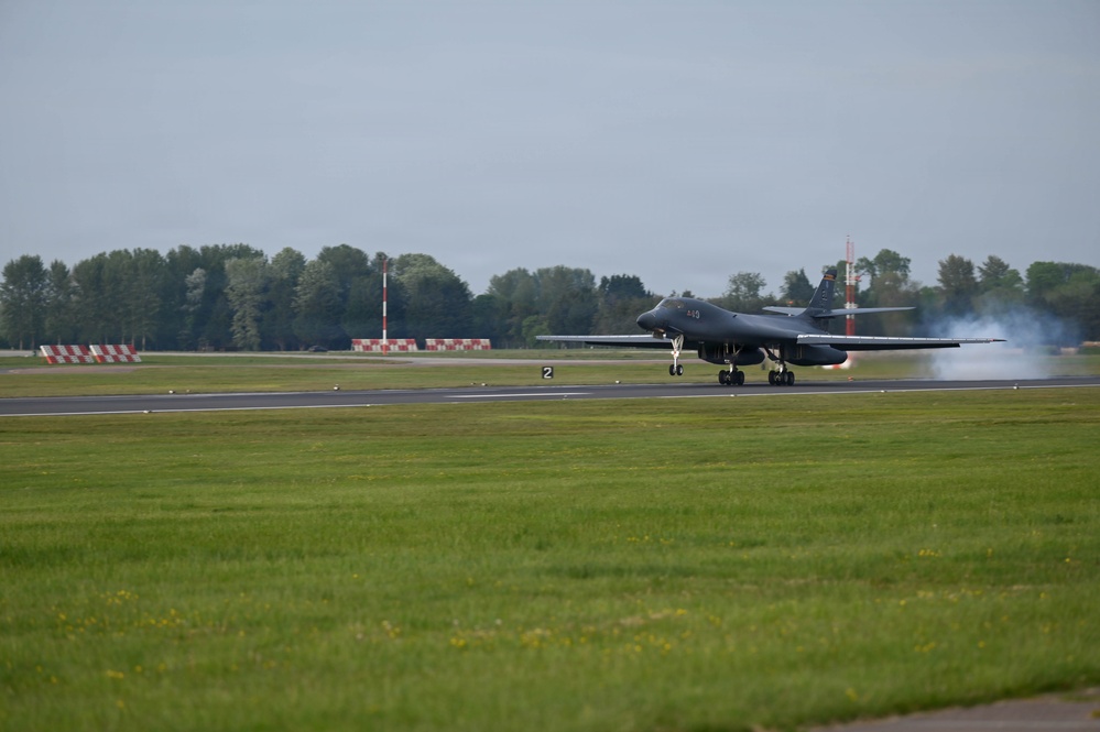 Airmen conduct Lancer hot-pit refuel