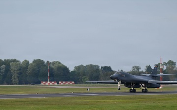 Airmen conduct Lancer hot-pit refuel