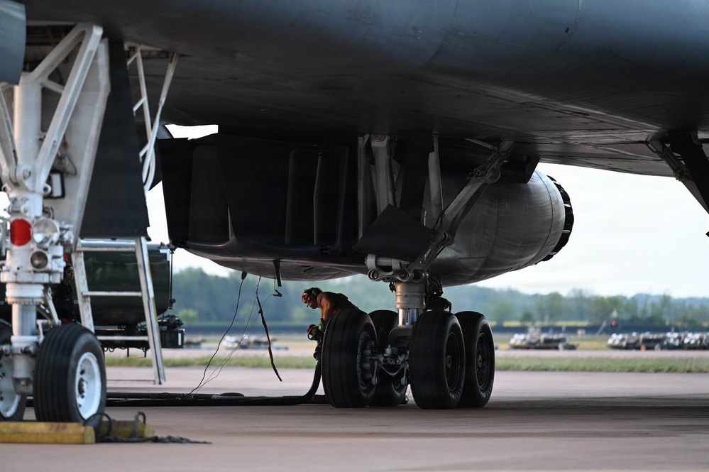Airmen conduct Lancer hot-pit refuel