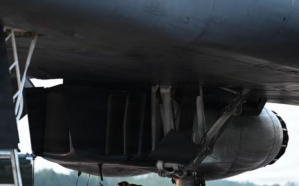 Airmen conduct Lancer hot-pit refuel