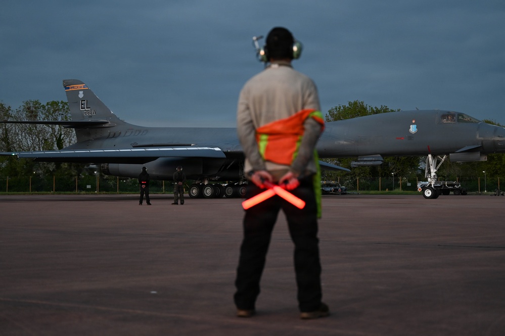 Airmen conduct Lancer hot-pit refuel