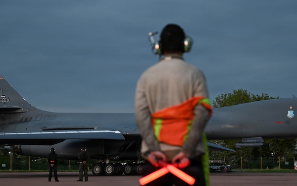 Airmen conduct Lancer hot-pit refuel