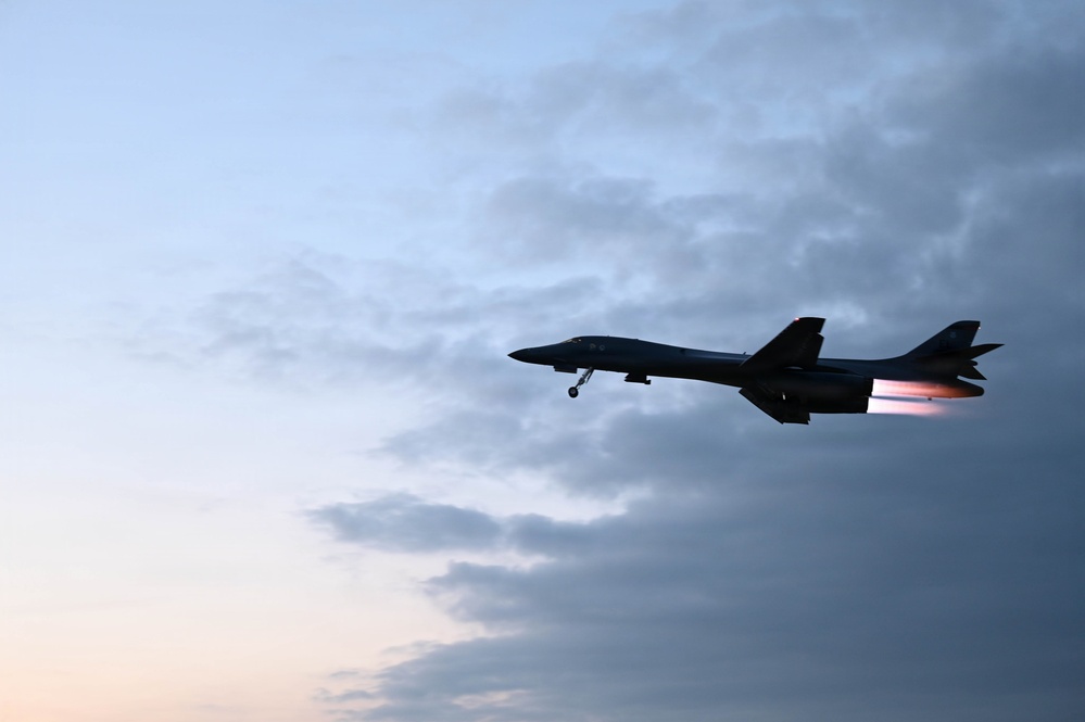 Airmen conduct Lancer hot-pit refuel