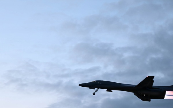 Airmen conduct Lancer hot-pit refuel