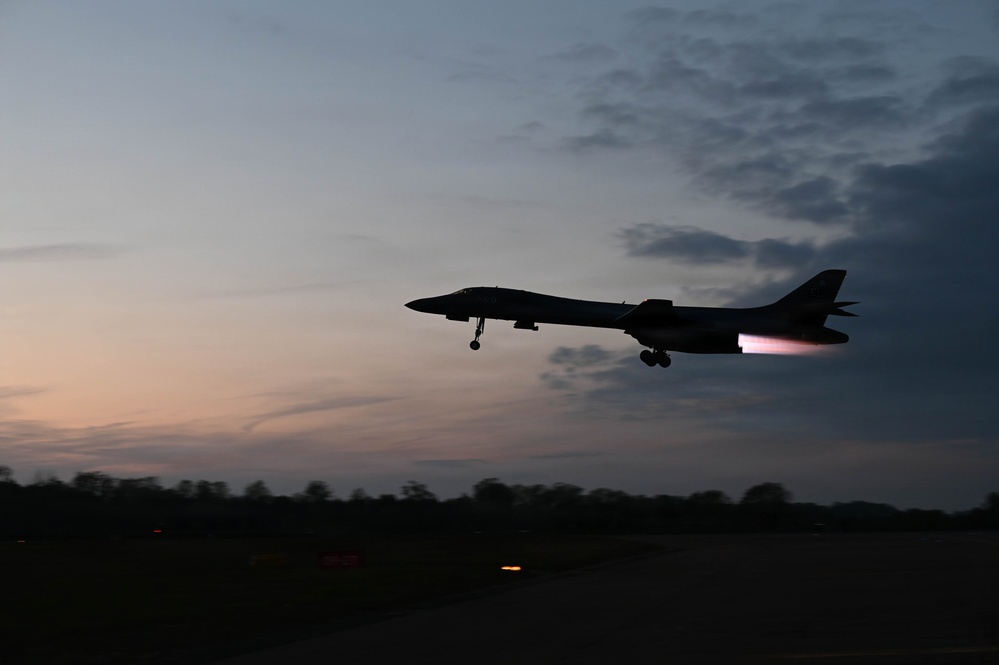 Airmen conduct Lancer hot-pit refuel
