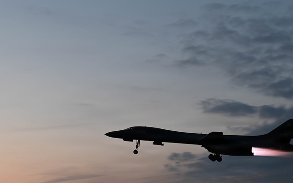 Airmen conduct Lancer hot-pit refuel