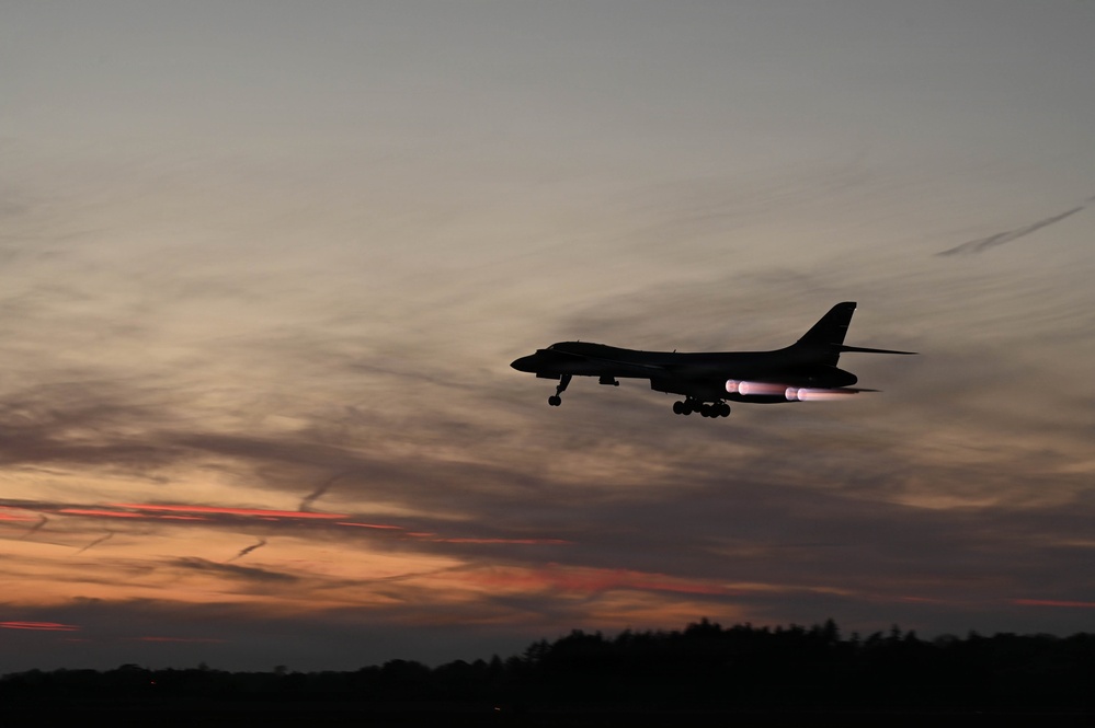 Airmen conduct Lancer hot-pit refuel