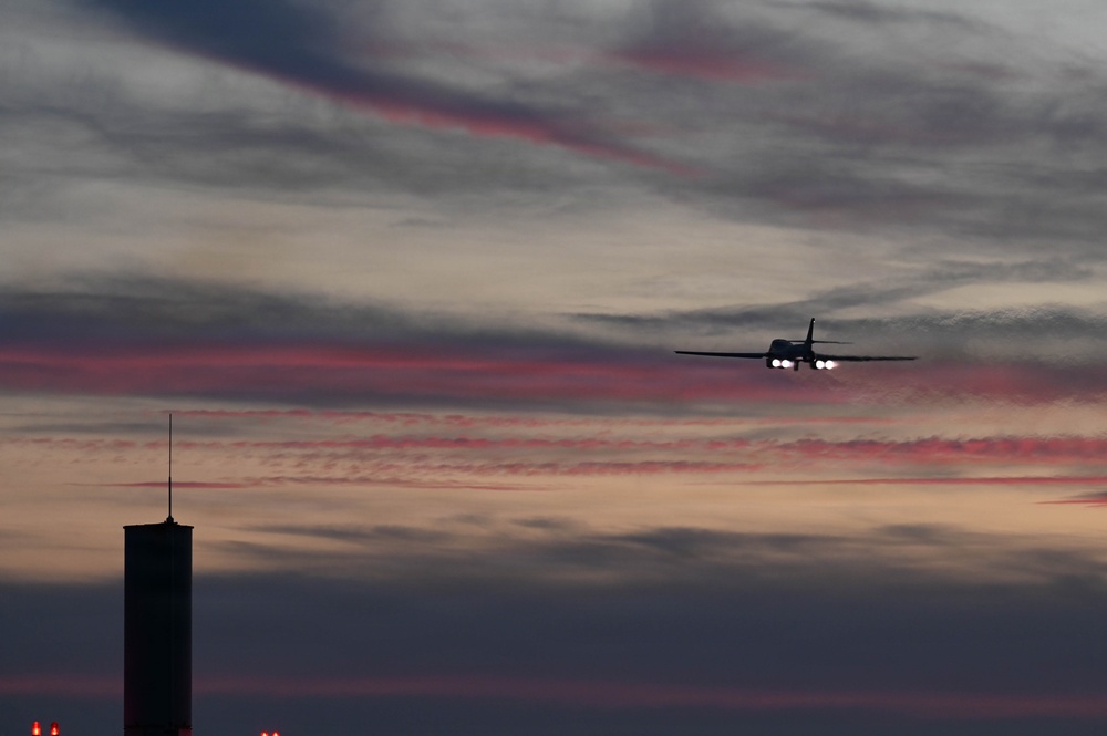 Airmen conduct Lancer hot-pit refuel