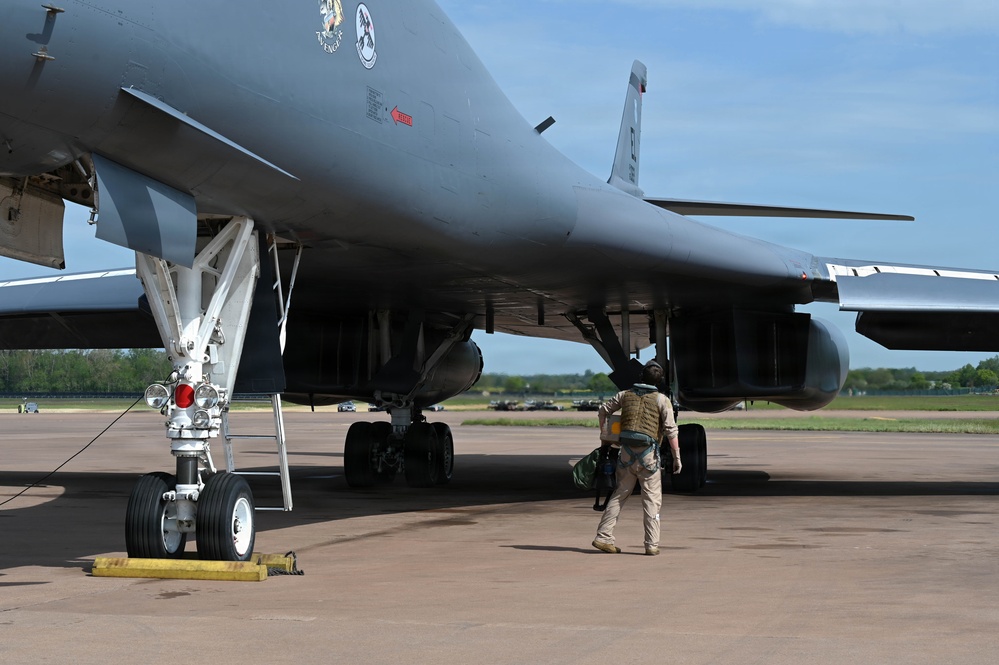 B-1B Lancers perform conditioning flight
