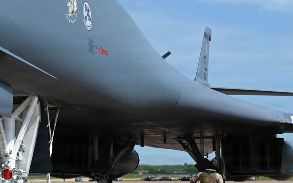 B-1B Lancers perform conditioning flight