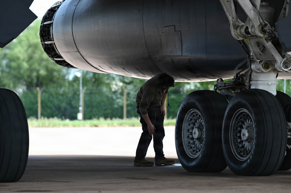 B-1B Lancers perform conditioning flight