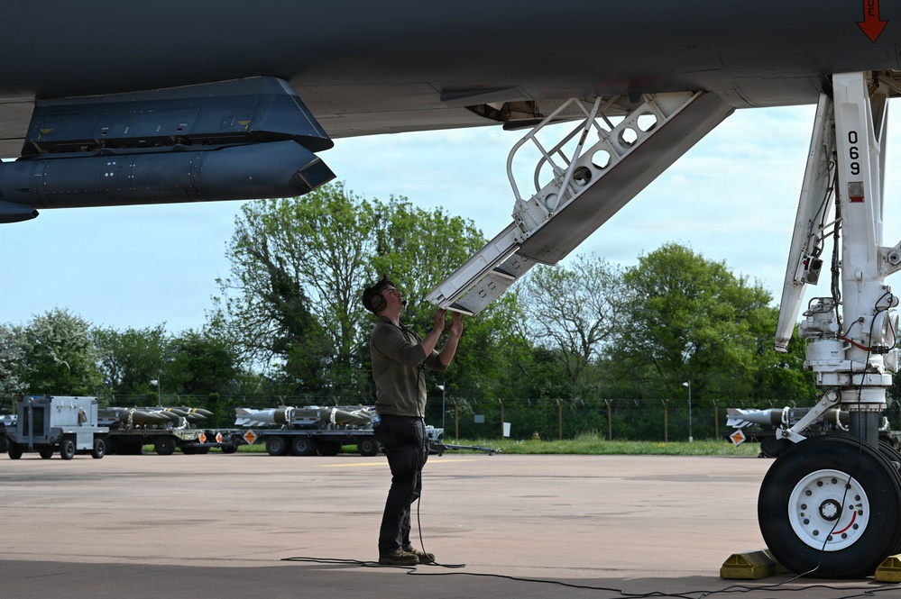 B-1B Lancers perform conditioning flight