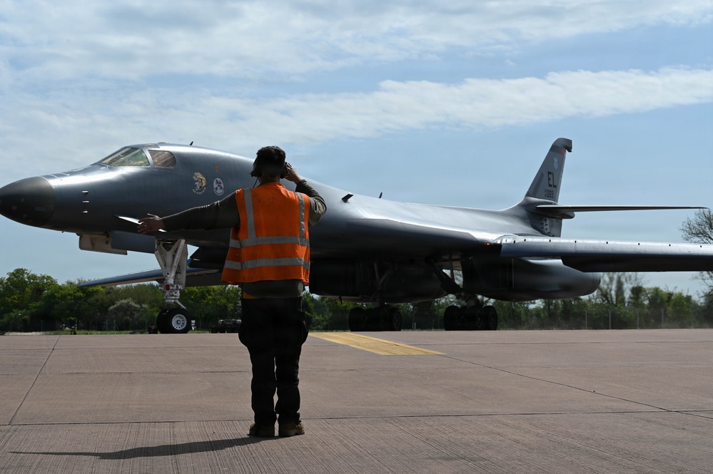 B-1B Lancers perform conditioning flight