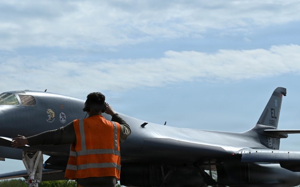 B-1B Lancers perform conditioning flight