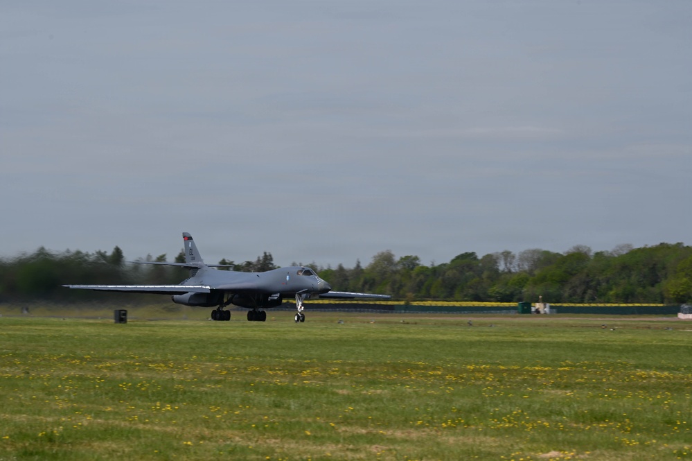 B-1B Lancers perform conditioning flight