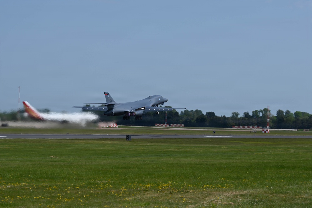 B-1B Lancers perform conditioning flight