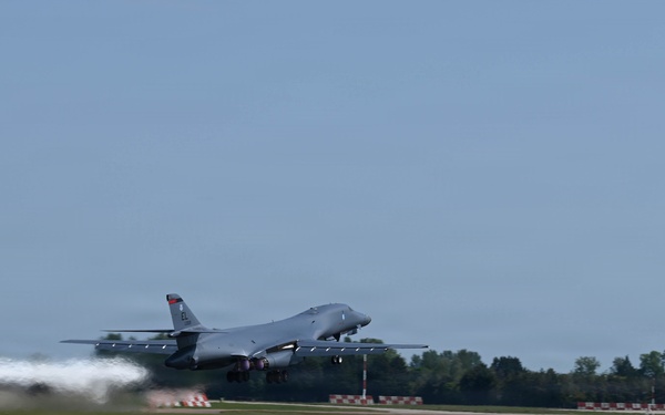 B-1B Lancers perform conditioning flight
