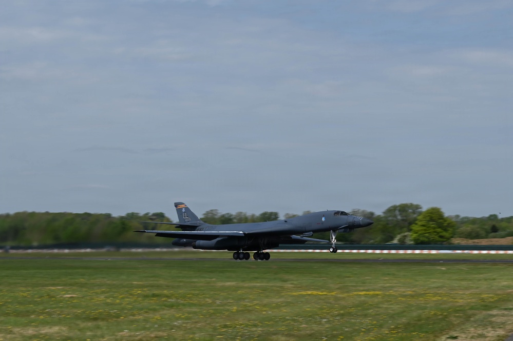 B-1B Lancers perform conditioning flight