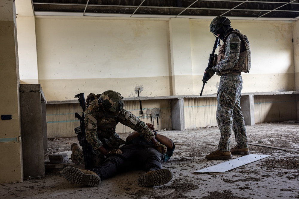 22nd MEU (SOC) | Raid with Ecuadorian Marines