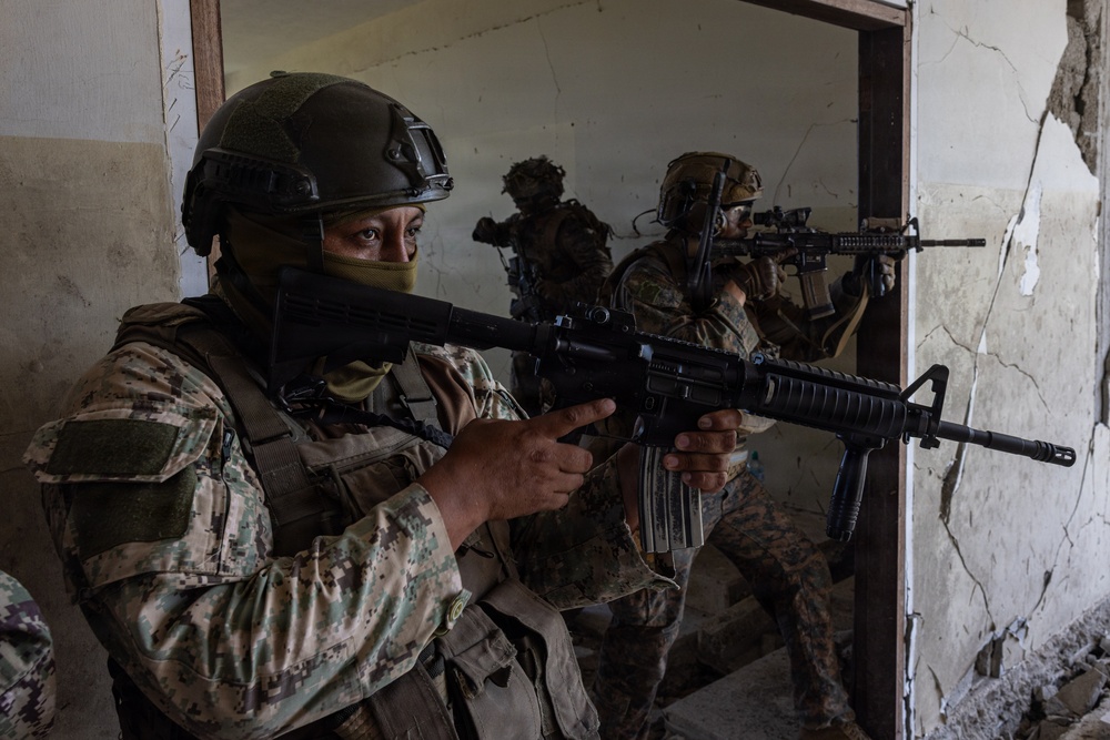 22nd MEU (SOC) | Raid with Ecuadorian Marines