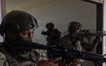 22nd MEU (SOC) | Raid with Ecuadorian Marines